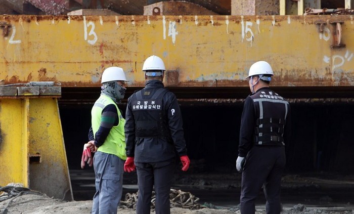 Sau 4 năm ròng rã, 5 gia đình nạn nhân cuối cùng trong vụ chìm phà Sewol đồng ý dừng công việc tìm kiếm Sau 4 năm ròng rã, 5 gia đình nạn nhân cuối cùng trong vụ chìm phà Sewol đồng ý dừng công việc tìm kiếm